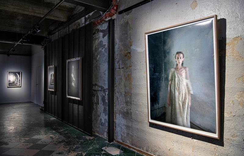 De slitte veggen i den tidligere bensinstasjonen som huser Shoot Gallery i Oslo, forsterker opplevelsen av nå avdøde Lene Marie Fossens fotografiske selvportretter. Utstillingen «The Gatekeeper», som åpner samtidig med filmpremieren på «Selvportrett», skal senere ut på turné.