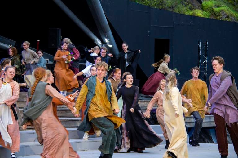Scenekunststudenter fra Bårdar-akademiet deltar på den utendørs musikalen på Akershus Festning.