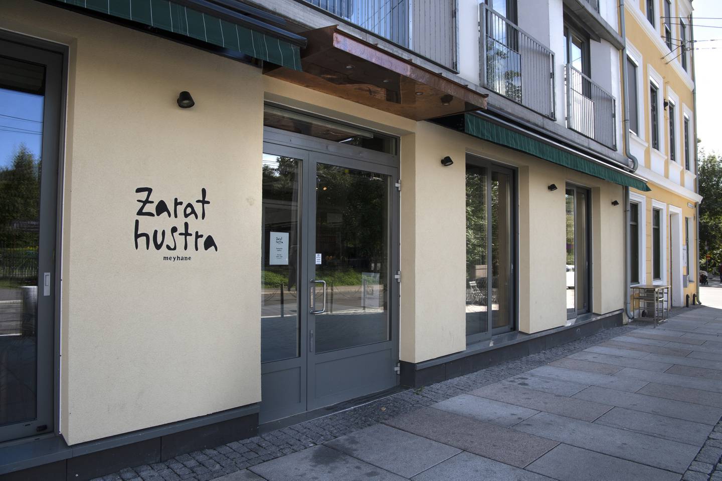 Fasaden til Zarathustra Meyhane, som ligger nederst i Thorvald Meyers gate.