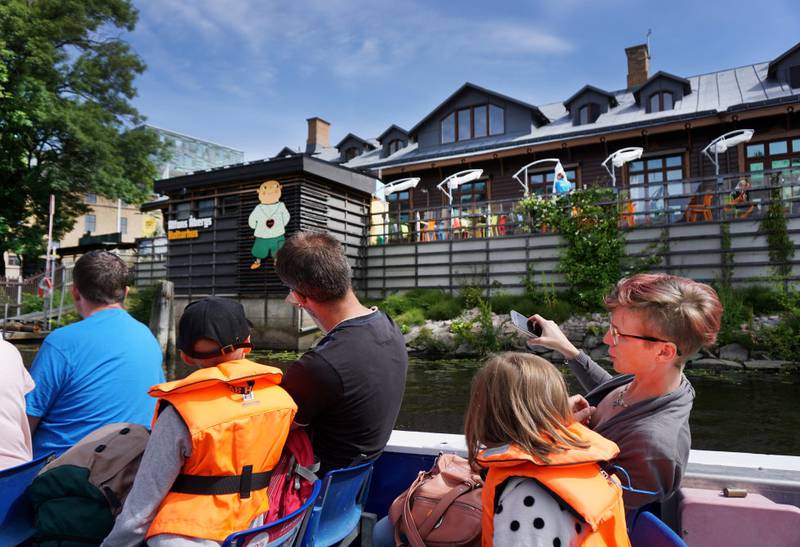 En tur med Paddanbåtarna kan være ok for de litt større barna, mens de mindre nok heller vil løpe rundt og leke i Albert Åbergs kulturhus...