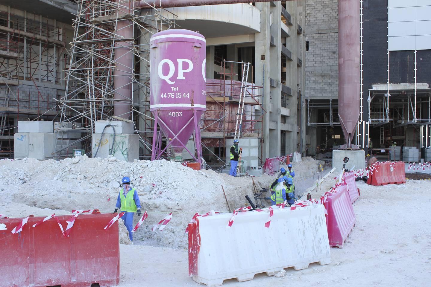 Flere tusen gjestearbeidere skal ha mistet livet etter at Qatar ble tildelt fotball-VM i 2010. Her fra byggingen av en stadion i Doha i 2016.