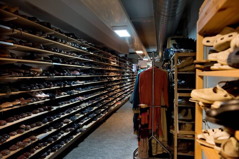 Over 12.000 par pent brukte sko fra ulike tiår til alle bruk tar litt plass.