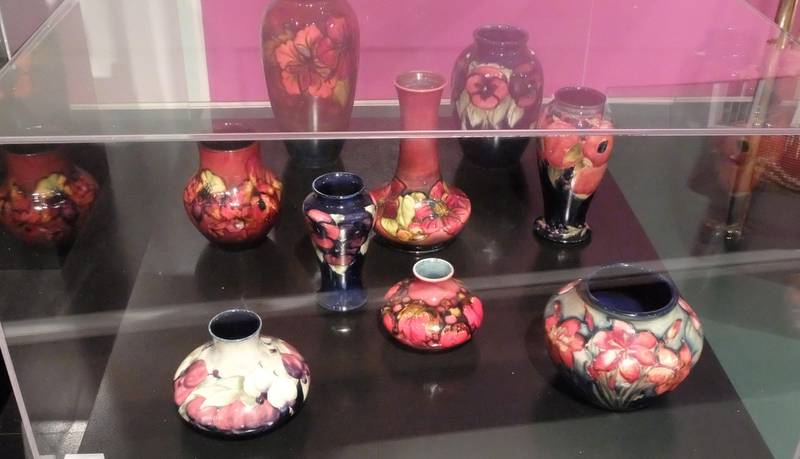 nøtterøy: Denne samlingen med Moorcroft-vaser er arvet fra et ektepar på Nøtterø i Vestfold.