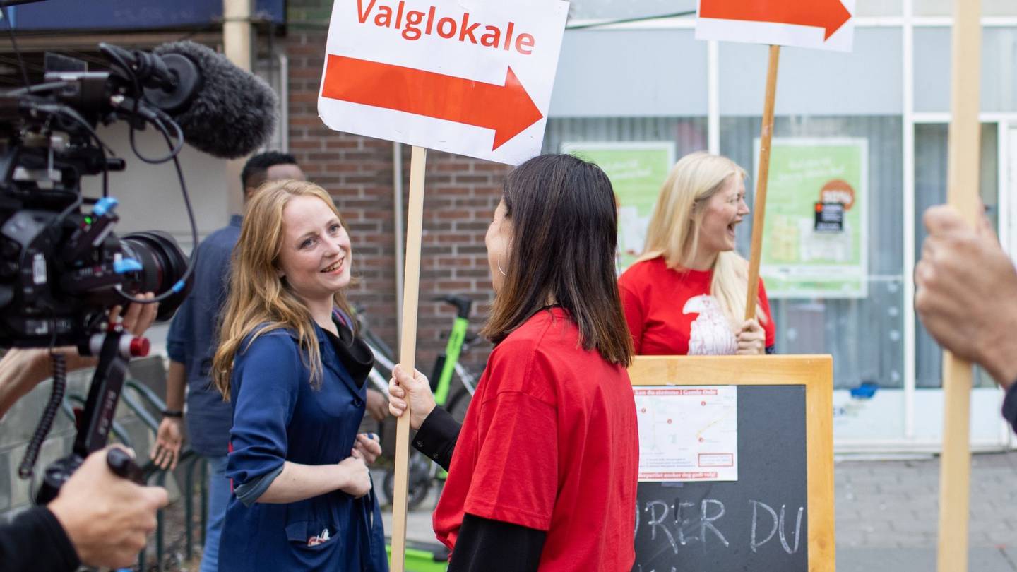 Agnes Nærland Viljugrein blir filmet av NRK utenfor valglokale.