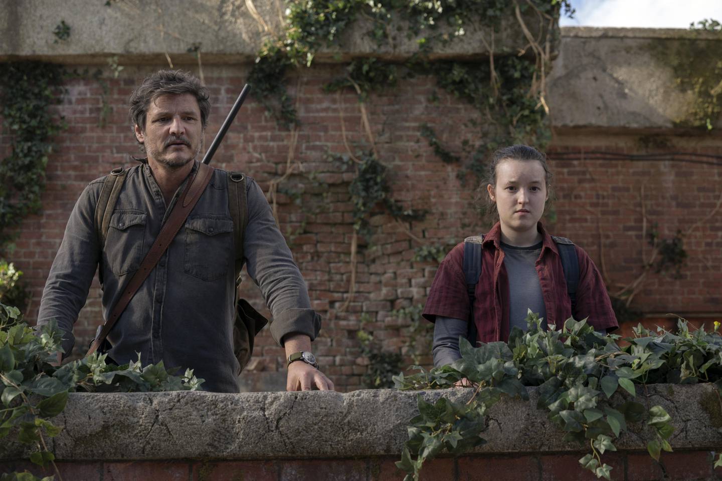 Bella Ramsey i «The Last of Us» sammen med Pedro Pascal. Foto: HBO Max  