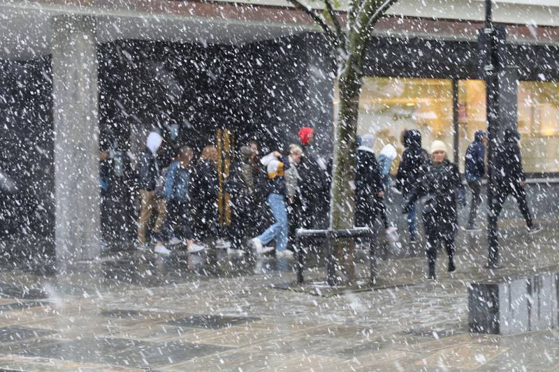 Mange fikk dårlig tid da snøværet inntraff Stavanger helt plutselig i 08.30-tiden i dag. Mai-kledde personer søkte ly på alle gatehjørner.