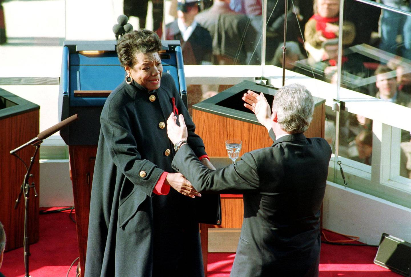 Maya Angelou hylles av Bill Clinton på sistnevntes innsettelsesseremoni i 1993. Foto: Mark Lennihan/AP/NTB