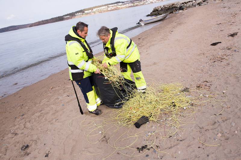 Roy Roos (til v.) og Freddy Rinden fra Moss Havn har hatt hendene fulle med å rydde kysten den siste tida. Her fra Festestranda. FOTO: KENNETH STENSRUD