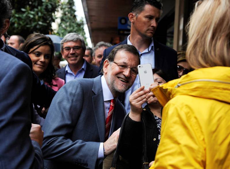 Statsminister Mariano Rajoy ute i valgkamp før morgendagens valg. Senere i år står et enda større slag. FOTO: NTB SCANPIX