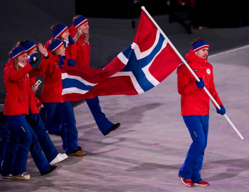Flaggbærer Emil Hegle Svendsen og norske utøvere under åpningsseremonien til vinterOL på Pyeongchang Olympic Stadium i Pyeongchang 