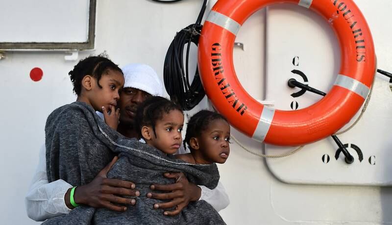 Skipet «Aquarius», som Leger uten grenser bruker til redningsoperasjonar i Middelhavet, har redda desse migrantane. Dei blir tatt til den italienske øya Sicilia.
