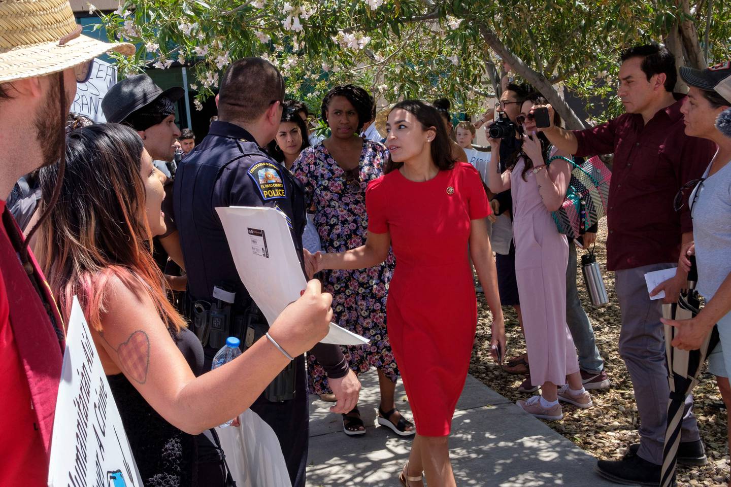 Kongressmedlem Alexandria Ocasio-Cortez gikk hardt ut mot forholdene i migrasjonsleirene i Texas i 2019.