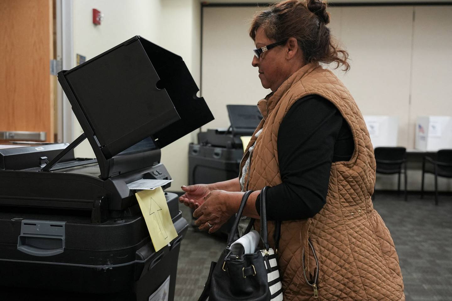 Carmen Dolores Fernandez stemmer for første gang i New Mexico i forhåndsstemmingen før mellomvalget.