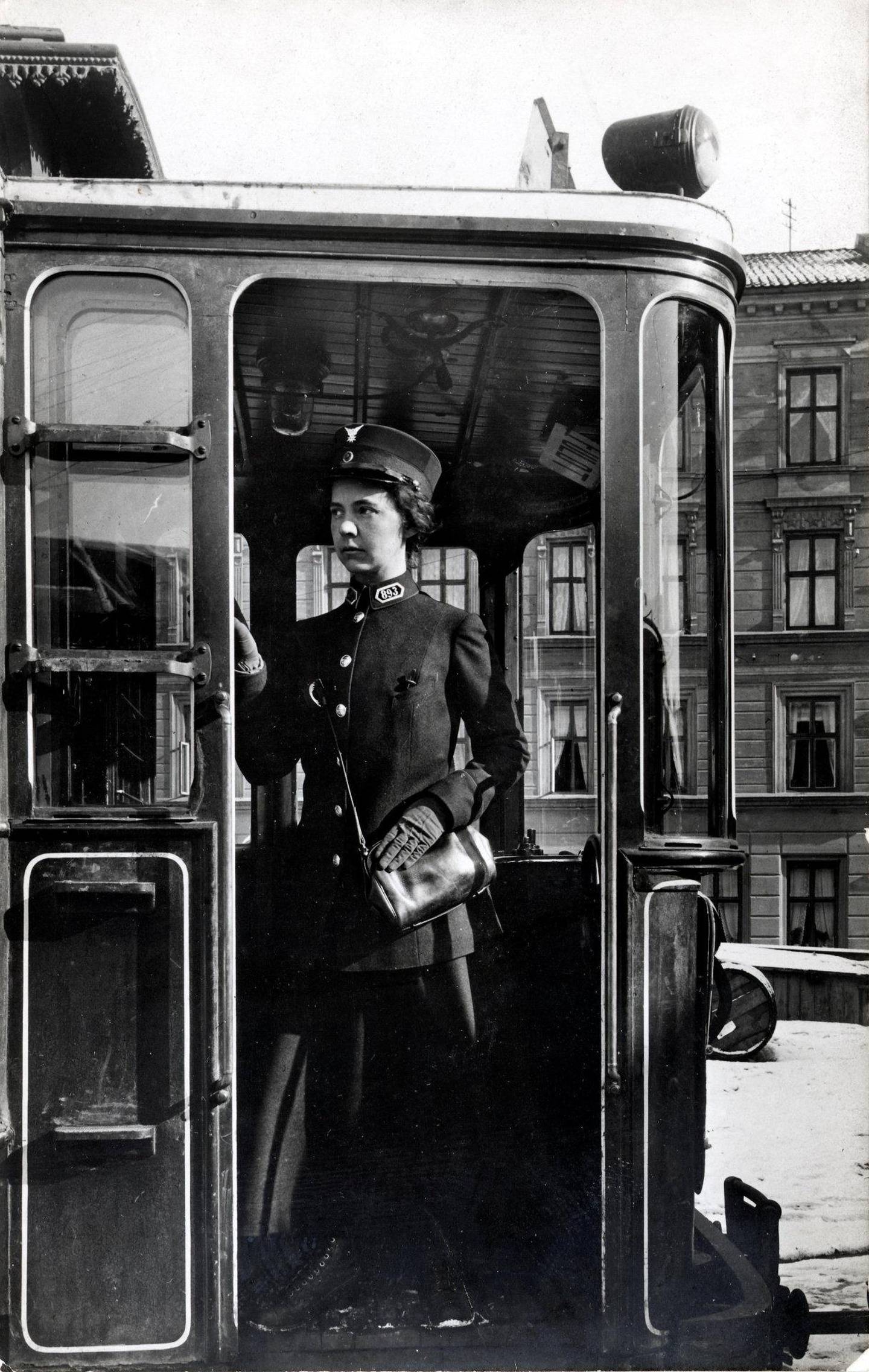 I 1916 fikk Kristiania Sporveis­selskab kvinnelige trikkekonduktør. Til å begynne med skal underoffiserer blitt foretrukket som vognførere og konduktører – fordi de var «vant til å bære uniform og hadde fått inn en del militær disiplin». FOTO: JOHANNES MARKUS HOLMSEN/OSLO MUSEUM