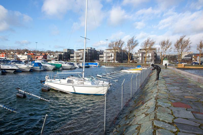 Mandag 17. februar var det ekstra høy vannstand på Sjøbadet. Det gikk blant annet utover båtene som lå på Fiske båthavn.