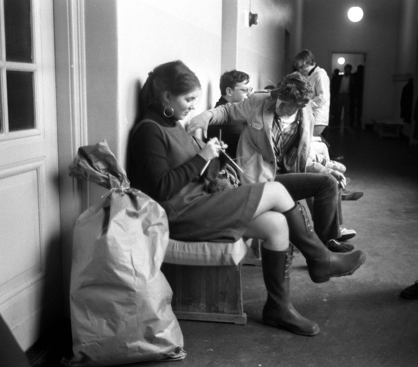 FINGERFERDIGE: Da Forsøksgymnaset startet opp høsten 1967, var det hjemmesnekrede benker i korridoren, ment for strikkepauser og sosialt samvær. Foto: Aaserud / Aktuell / NTB