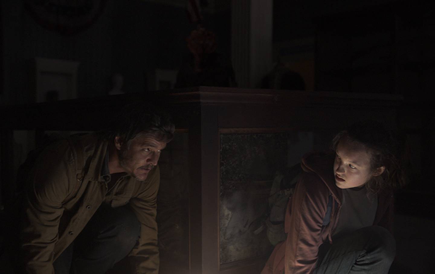 Joel og Ellie må bevege seg i mørket for å unngå farene de møter på veien, i TV-serien som i spillet den er basert på.