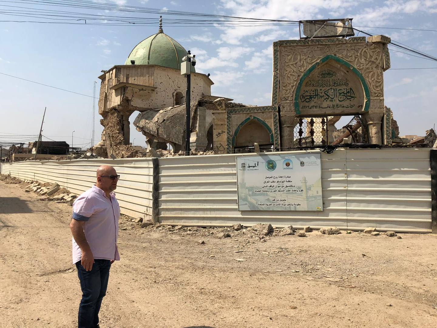 Mohamed Saif Al-Mofty, tilbake i Mosul 2018. Foran Al-Nuri-moskeen, under gjenoppbygging som del av UNESCOs rekonstruksjonsprogram.