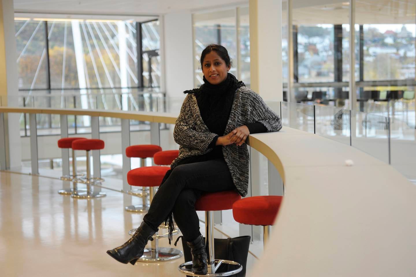 Nasim Rizvi er styremedlem i Buskerud Innvandrerråd, og holdt et innlegg på Mållagets seminar om språkopplæring for innvandrere på HVB 24. oktober 2014, der hun tok til orde for å fjerne obligatorisk nynorsk. FOTO: KATRINE STRØM