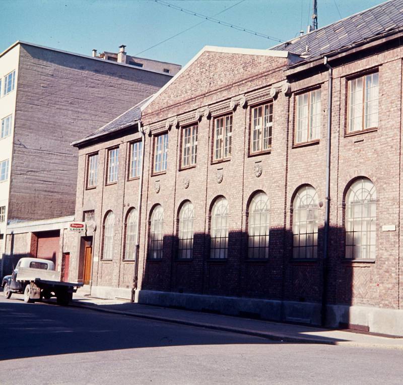 Motorfabrikken Rapp flytta til Bodø i 1957, og lokalene ble lager for Bergene sjokoladefabrikk. Deler av fasaden inngår nå i det nye boligkomplekset som er oppført på tomta. Foto fra 1966.