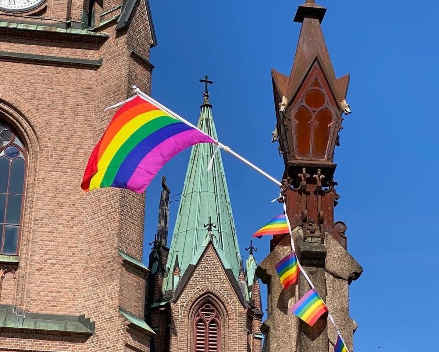 Prideflagg brent på kirketrappa