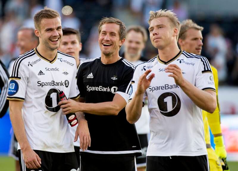Målscorerne Hólmar Örn Eyjólfsson (t.v.) og Alexander Søderlund gratuleres av Morten Gamst Pedersen. FOTO: NED ALLEY/NTB SCANPIX