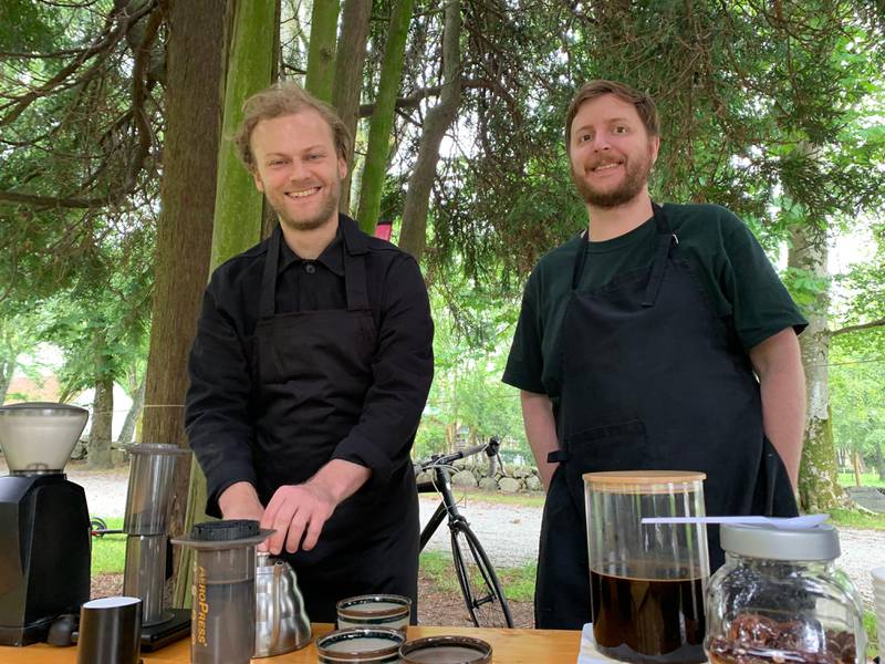 Thomas Wesnes og Christopher Salte var på Munkehagen med en egen kafé som de hadde satt opp mellom trærne nederst i hagen. Der serverte de gratis kaffe som de laget ved hjelp av en aeropresse. Foto: Tore Bruland