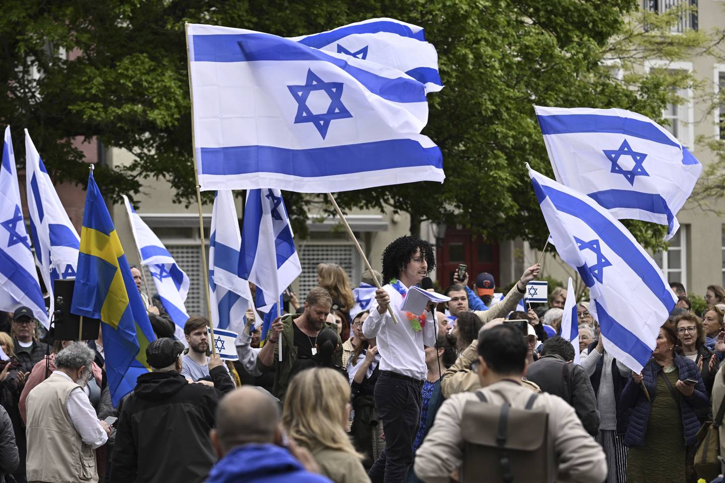 Omlag 100 mennesker stilte opp med israelske flagg til støtte for Israels bidrag Eden Golan.