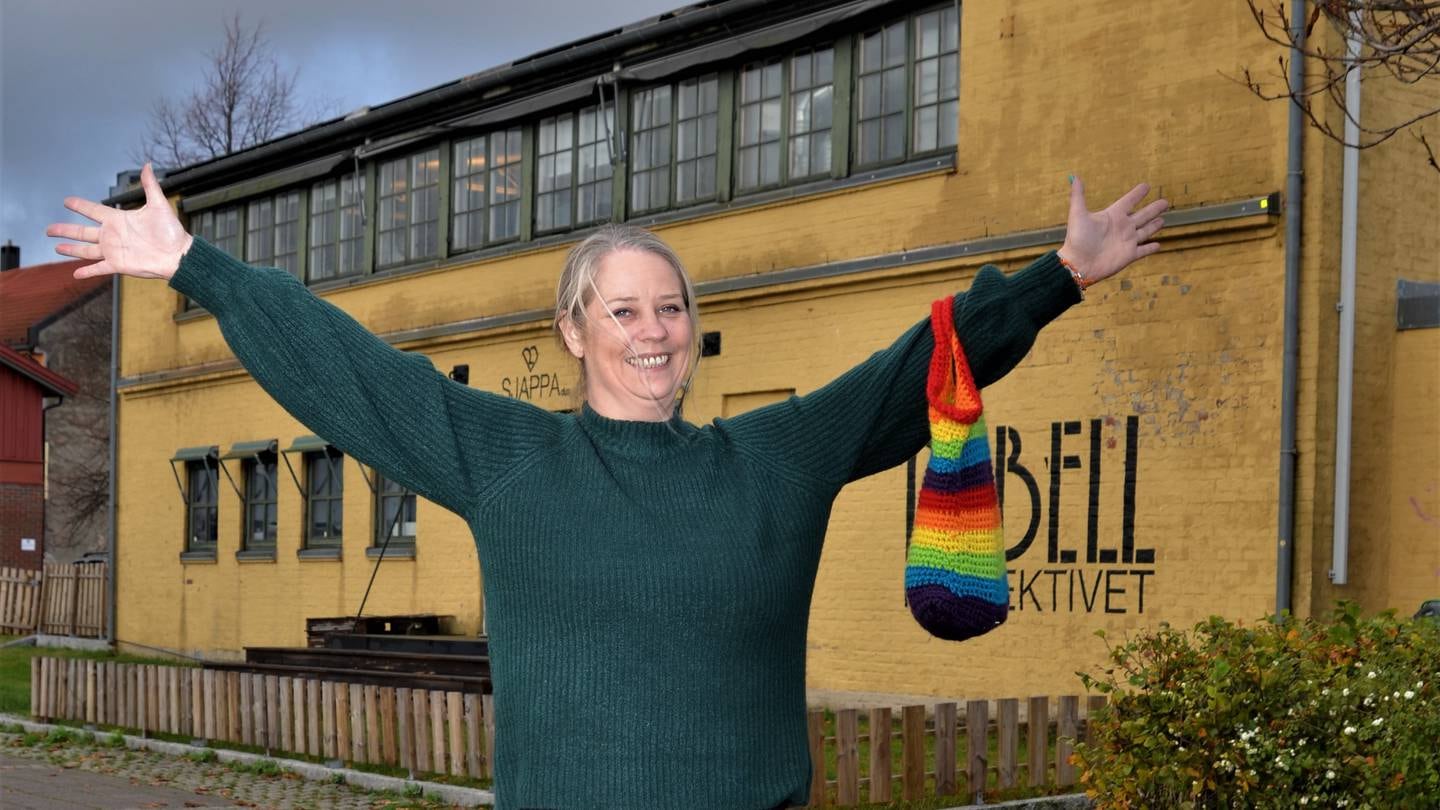 I desember inviterer Hege Hansen til åpning av Kafé BraNokRebell. – Det skal bli et trygt sted for skeive, jubler hun.