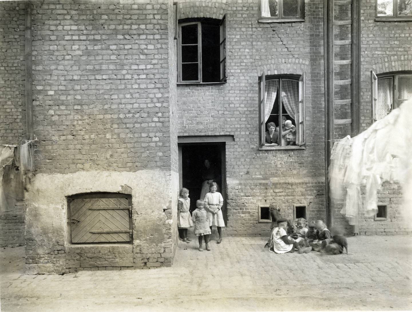 Fattige barn fra arbeiderklassen fylte opp tvangsskolen, de fleste for skulking eller uro. Foto av barn som leker i bakgården på en av gråbeingårdene på Sofienberg.