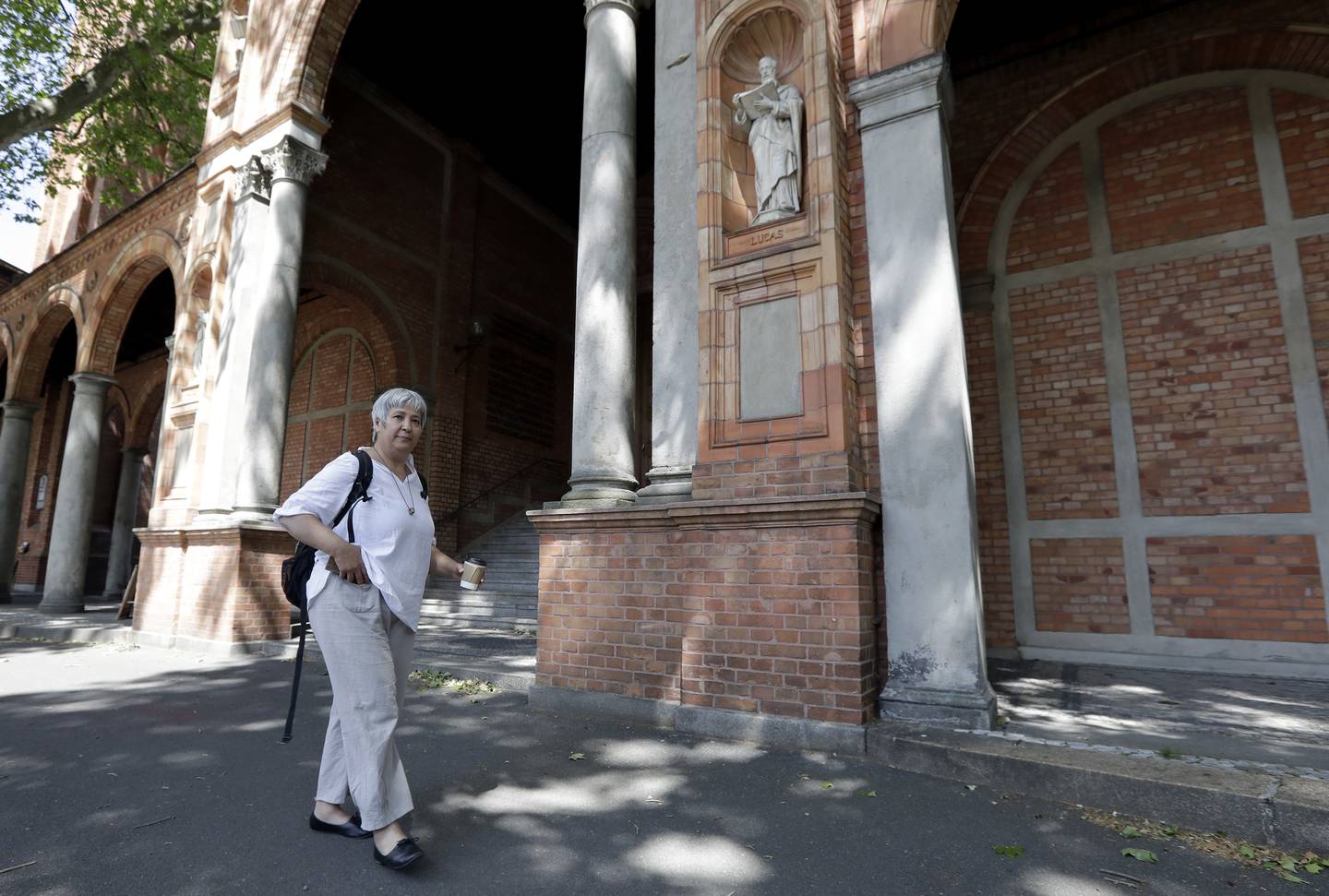 Seyran Ates foran St. Johannis-kirken før et intervju med Associated Press i Berlin, Tyskland.