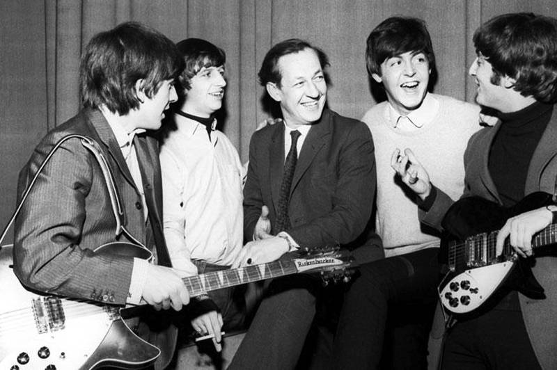 The Beatles med Brian Matthew i BBC i 1965. Matthew er 88 nå, og fortsatt programleder for et av de beste musikkprogrammene som kan høres på radio.