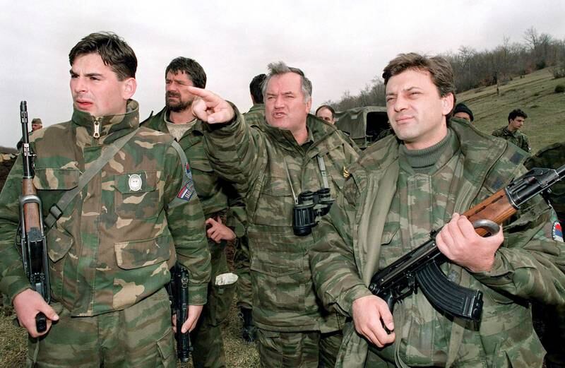 KRIGSLEDEREN: Den bosnisk-serbiske generalen Ratko Mladic (i midten) sitter nå fengslet i Haag siktet for folkemord. Dommen er fortsatt ikke klar. FOTO: NTB SCANPIX