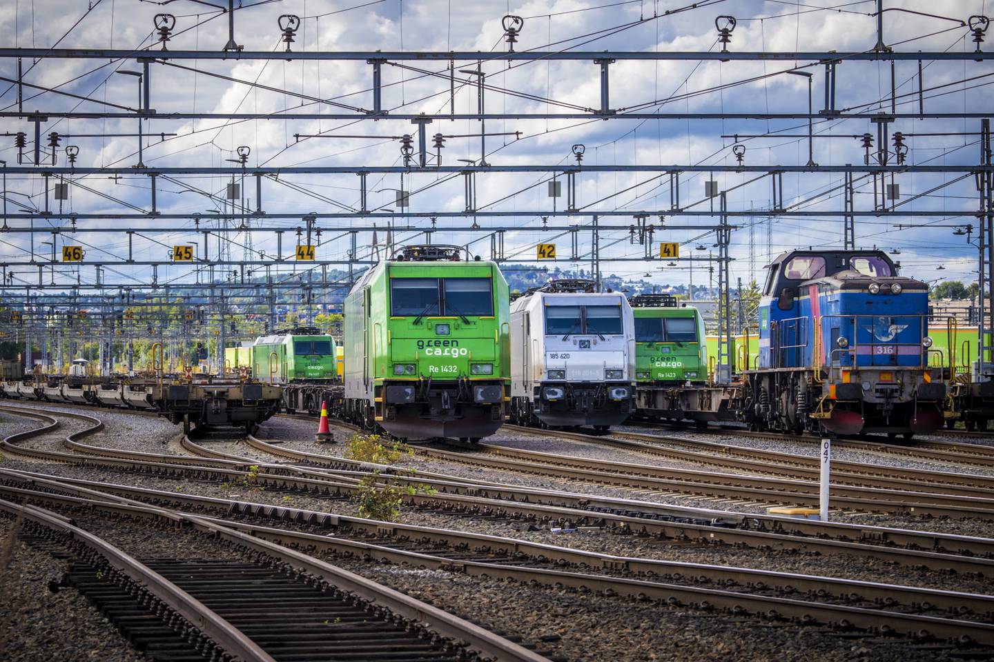 Jernbanen har høy transportevne, og er derfor «en samfunnsmessig viktig funksjon i beredskapssammenheng», påpeker Jernbanedirektoratet. Bilder viser godstog på Alnabruterminalen i Oslo.