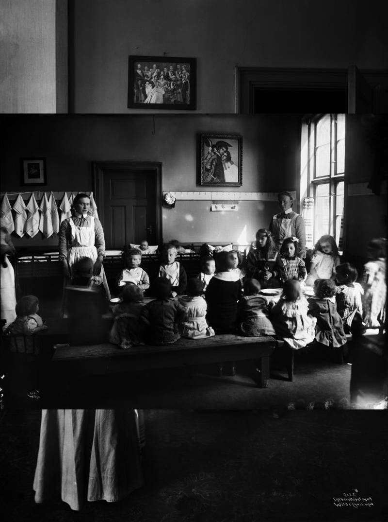 Bordbønn ved Frelsesarmeens barnekrybbe 1908.