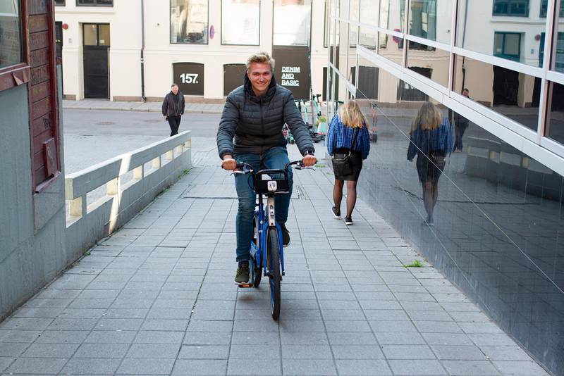 Nicolai Øyen Langfelt fra Høyre ønsker belønning for å sykle bysykkel i oppoverbakker
