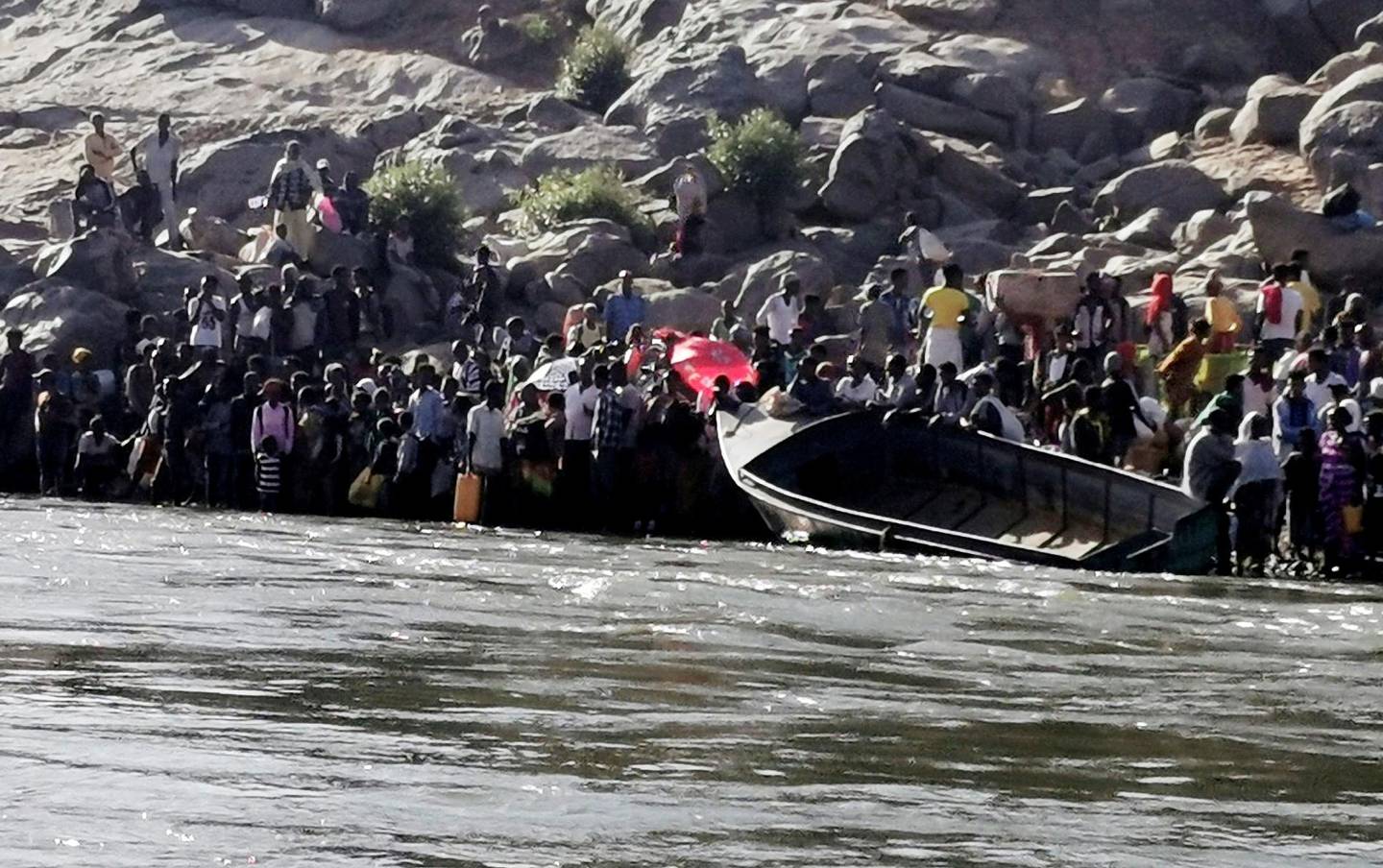 FILE PHOTO: Ethiopians who fled the ongoing fighting in Tigray region prepare to cross the Setit River on the Sudan-Ethiopia border in Hamdait village in eastern Kassala state, Sudan November 14, 2020. REUTERS/El Tayeb Siddig/File Photo