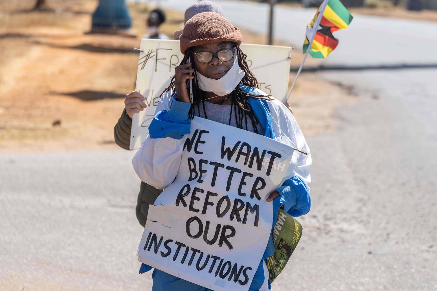 Tsitsi Dangarembga demonstrerer for reformer og mot korrupsjon i Zimbabwe 31. juli 2020. Hun ble siden arrestert.