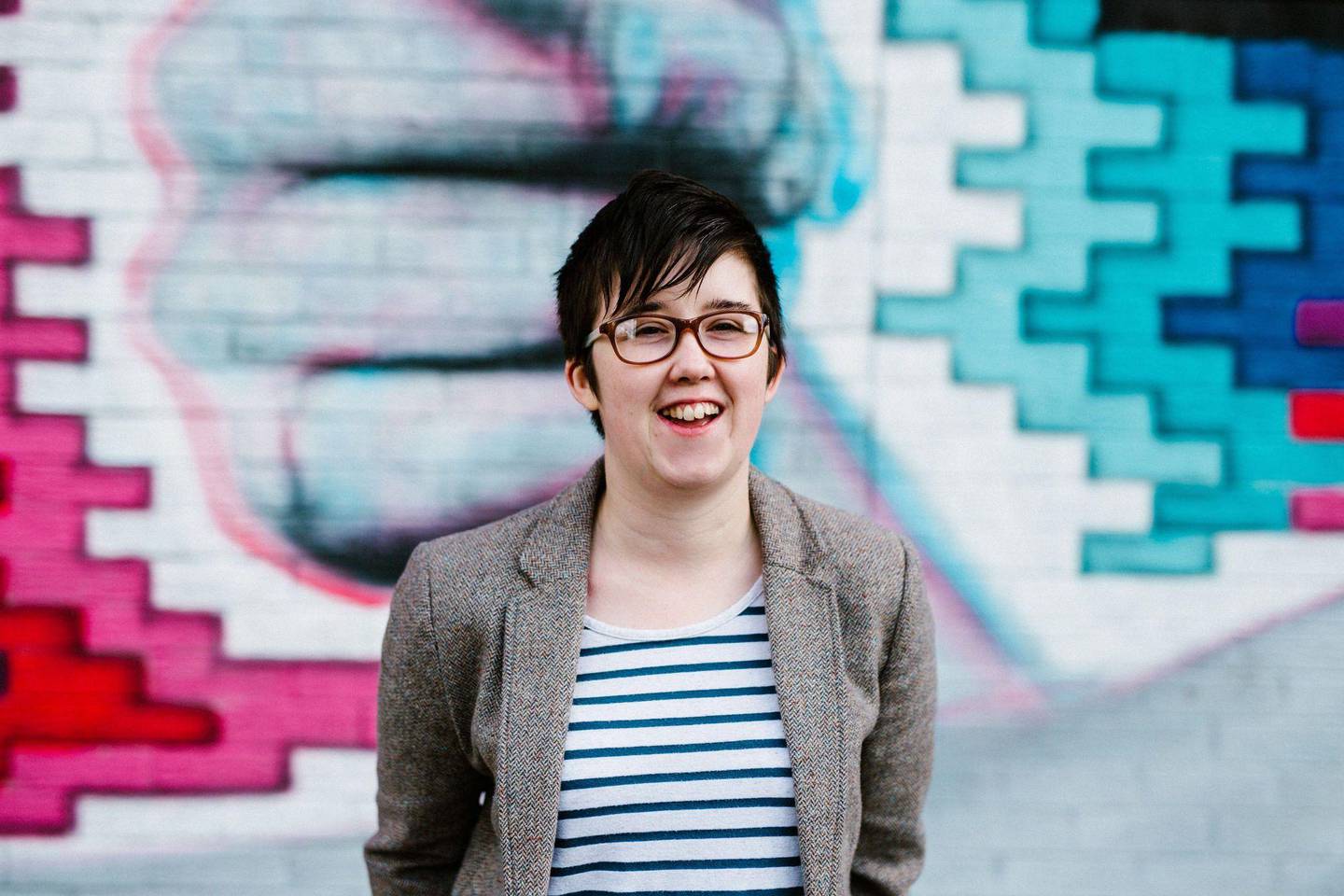 A handout picture released by Jess Lowe Photography on April 19, 2019 and taken on May 19, 2017 shows journalist and author Lyra McKee posing for a photograph in Belfast. - Journalist Lyra McKee was shot dead overnight during riots in the Creggan area of Derry, Northern Ireland, in what police on April 19, 2019 were treating as a terrorist incident following the latest upsurge in violence to shake the troubled region. (Photo by Jess LOWE / JESS LOWE PHOTOGRAPHY / AFP) / RESTRICTED TO EDITORIAL USE - MANDATORY CREDIT "AFP PHOTO / JESS LOWE PHOTOGRAPHY " - NO MARKETING NO ADVERTISING CAMPAIGNS - DISTRIBUTED AS A SERVICE TO CLIENTS