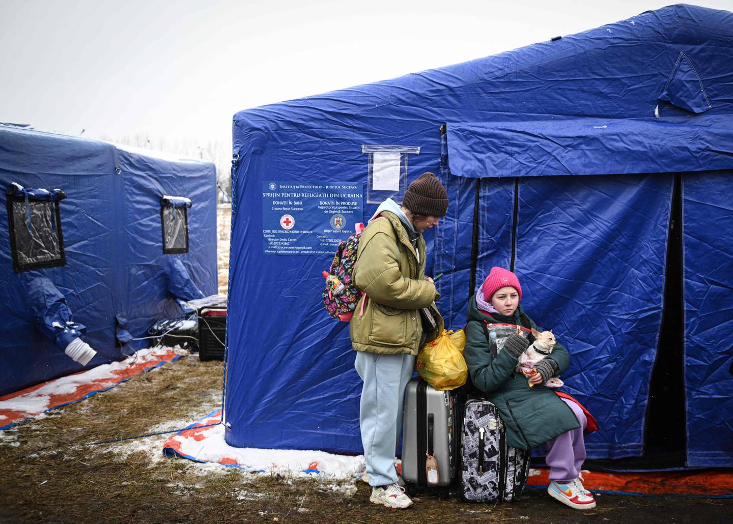 Her står en kvinne og et barn utenfor et telt på den rumenske siden av den rumensk-ukrainske-grensa.