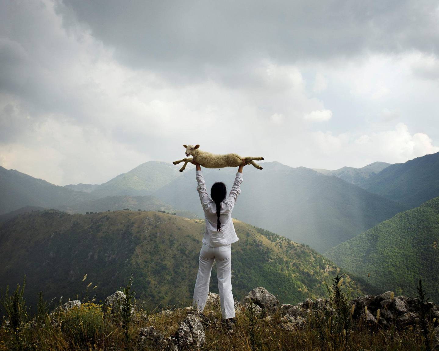 Marina Abramovics «Holding the Lamb!» er med på utstillingen. Foto: Marina Abramovic. Christen Sveaas' Kunststiftelse