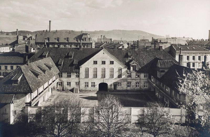 Tukthusets hovedbygning i Storgata 33 ble tegnet av Gabriel Bentzman, og var den største og mest prangende bygningen i barokkstil i Christiania da det sto ferdig i 1741. Den hadde to sidefløyer langs en gårdsplass. I disse var det svalganger, som bidro til et monumentalt preg. Rundt 1910.
