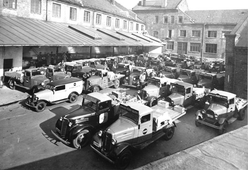 Noras bilpark anno 1938, klar til utkjøring av mineralvann til tørste Oslo-folk.