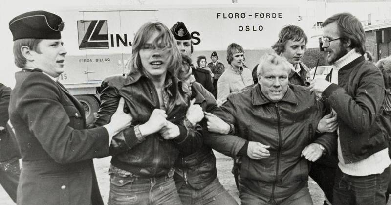Per Østvold (til høyre) og andre streikevakter blir pågrepet av politiet og kastet på glattcelle under Linjegods-streiken i Oslo i 1976.