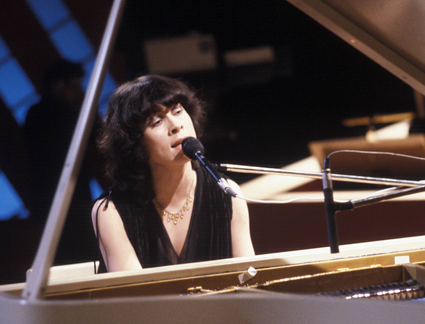 Oslo 19800322
Melodi Grand Prix , norsk finale. Radka Toneff ved pianoet. Hun fremfører sitt bidrag "Parken".
NTB arkivfoto  Paul Owesen / NTB