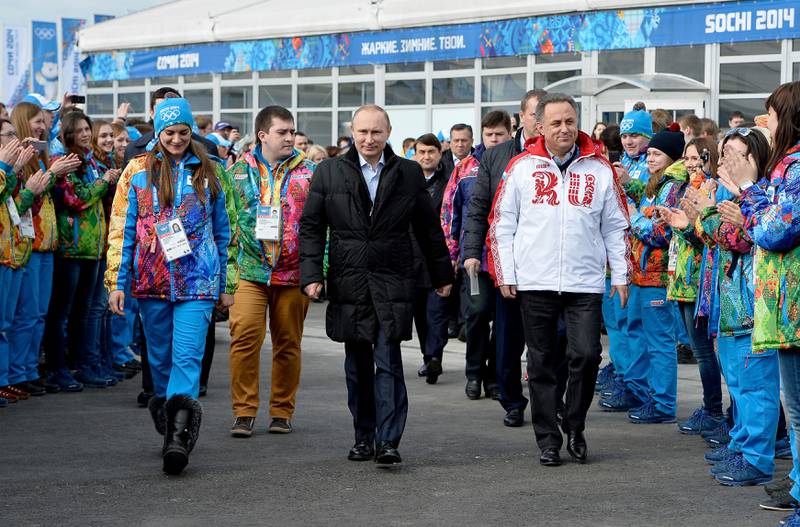 OL-landsbyen i Sotsji innvies. Vladimir Putin er flankert av Elena Isinbaejva t.v.) og den nå IOC-utestengte Vitalij Mutko. 