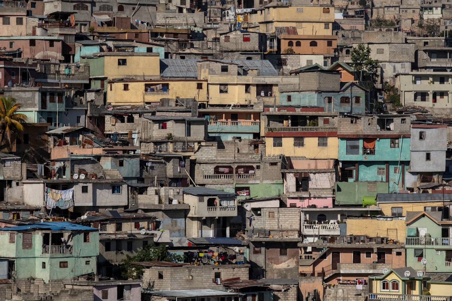 Hus står tett i en fjellside i Haitis hovedstad Port-au-Prince.