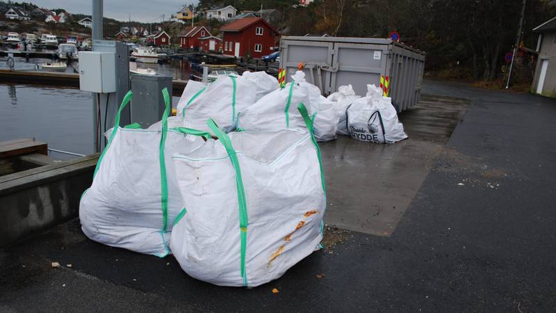 Hver dag kommer nye fullastede storsekker med parafinvoks inn til kaia i Slevik.
