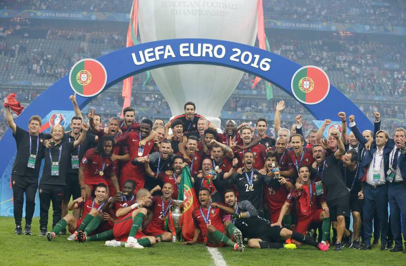 Portugal kopierte landet som slo dem i finalen for 12 år siden, og vant kun én kamp i mesterskapet etter ordinær tid. Resten endte uavgjort, før portugiserne lirket seg videre i forlengelsen. Foto: Jean Christophe Magnenet /AFP.