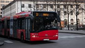 37-bussen mot øst stopper igjen på Jernbanetorget